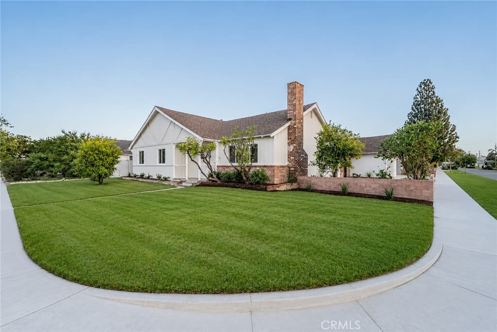 Home at 565 E Benbow Street, Covina — photo 2 of 12
