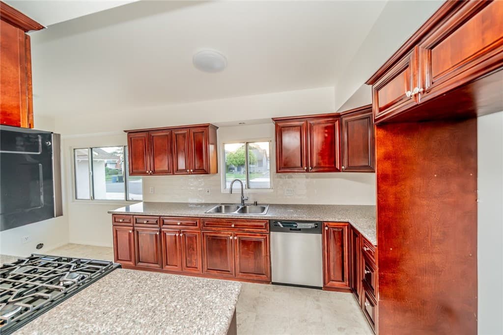 Home at 565 E Benbow Street, Covina — photo 11 of 12