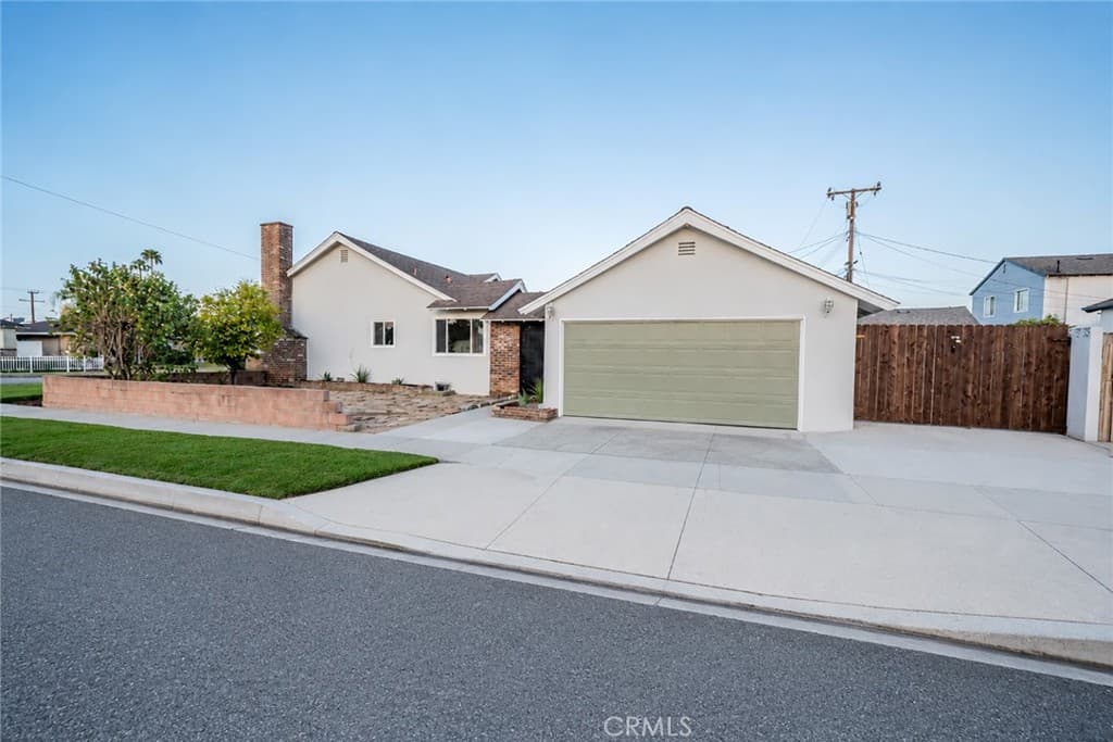 Home at 565 E Benbow Street, Covina — photo 3 of 12
