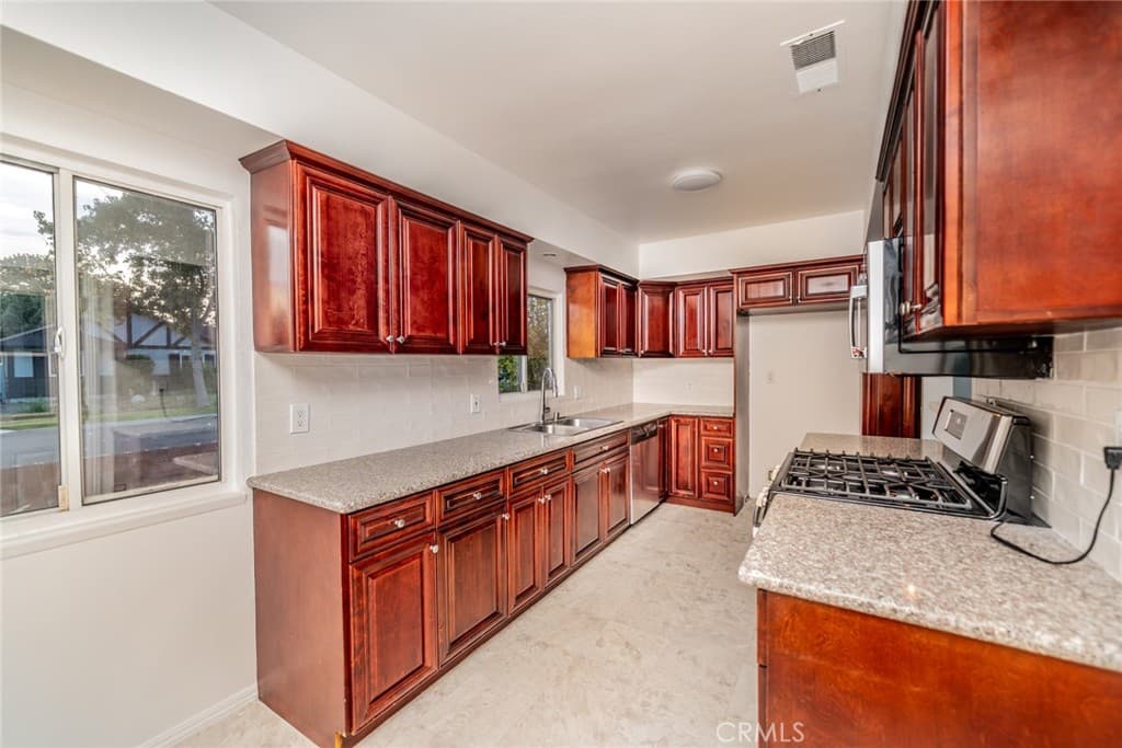 Home at 565 E Benbow Street, Covina — photo 10 of 12