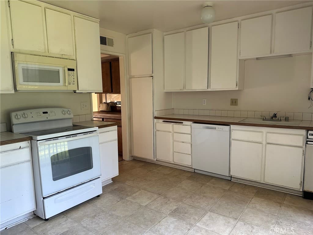 Townhouse at 16238 Sierra Pass, Hacienda Heights — photo 4 of 7
