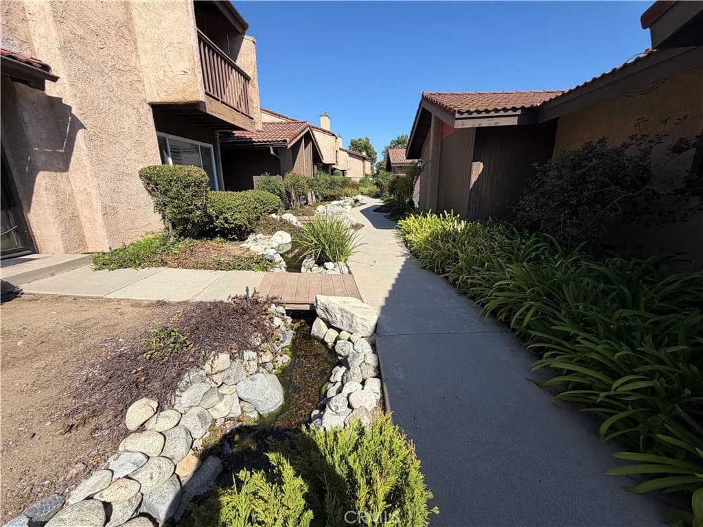Townhouse at 149 S Hollenbeck Avenue, Covina — photo 4 of 12