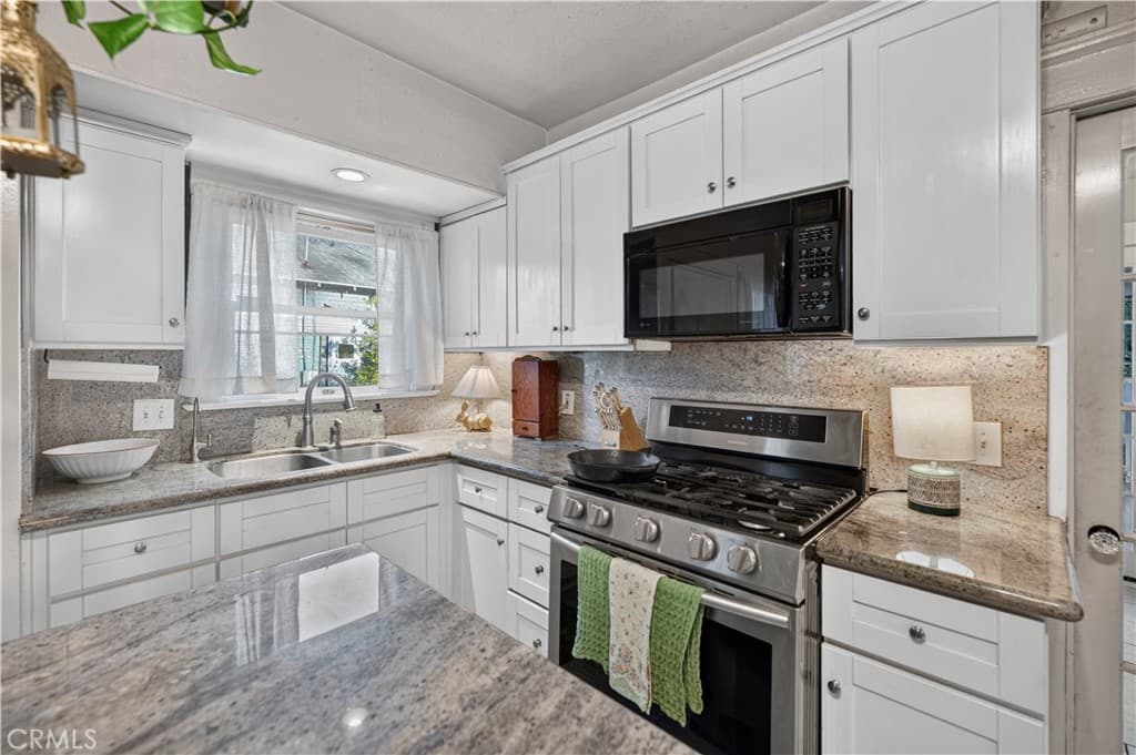 Home at 410 E Alvarado, Pomona — photo 11 of 12