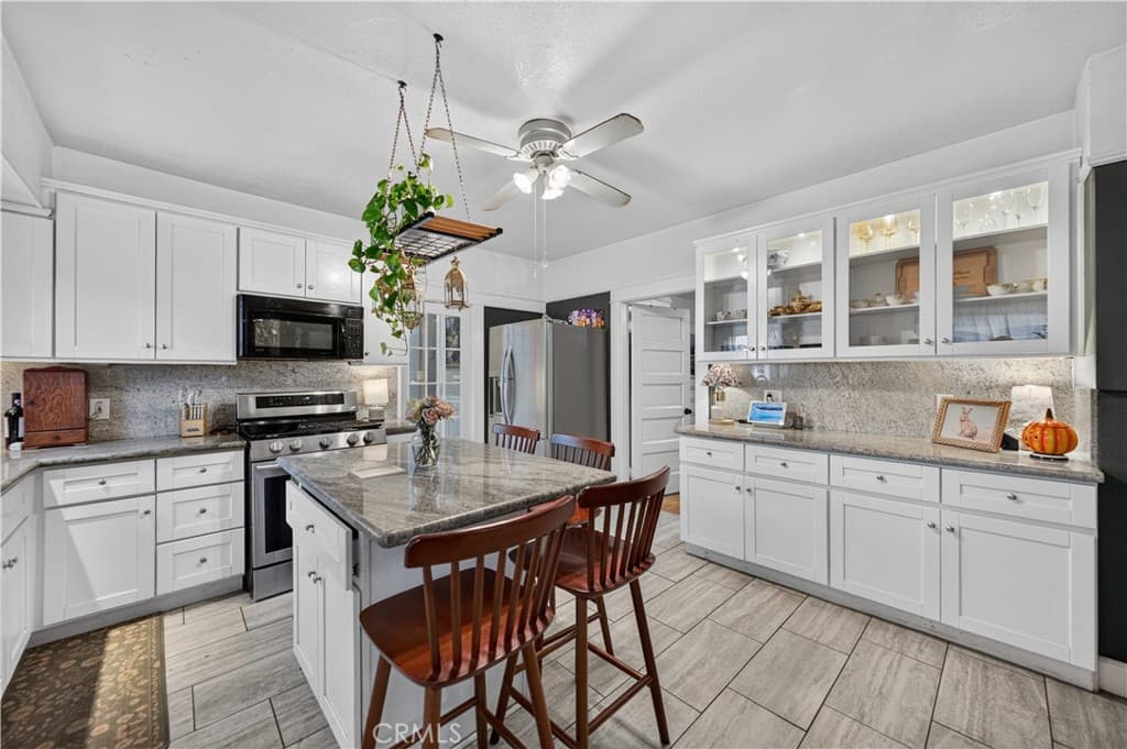 Home at 410 E Alvarado, Pomona — photo 10 of 12