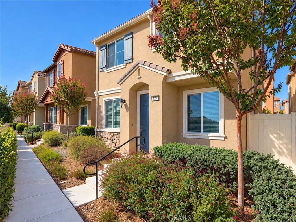 Townhouse at 726 Banyan, Pomona — photo 2 of 12