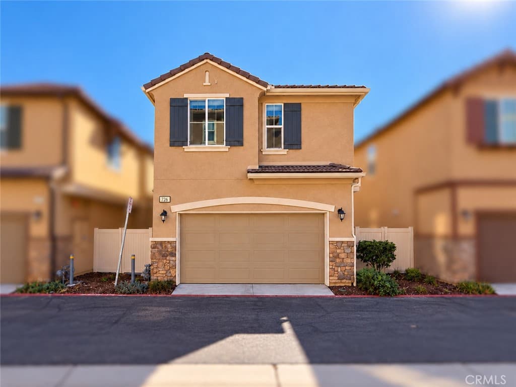 Townhouse at 726 Banyan, Pomona — photo 3 of 12