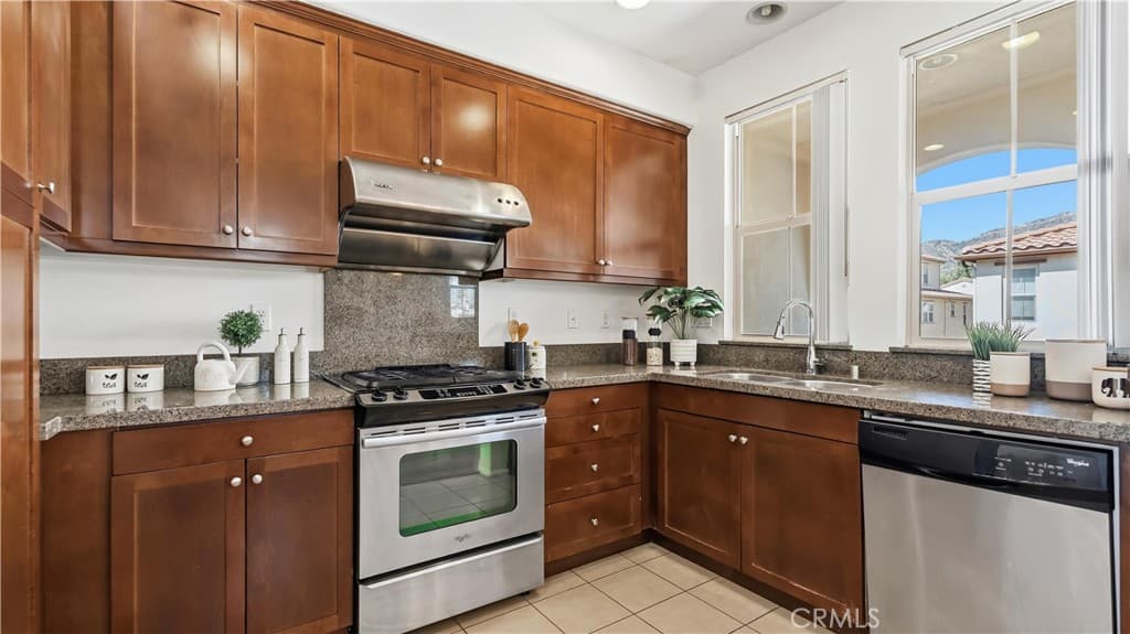 Townhouse at 827 The Promenade F, Azusa — photo 11 of 12