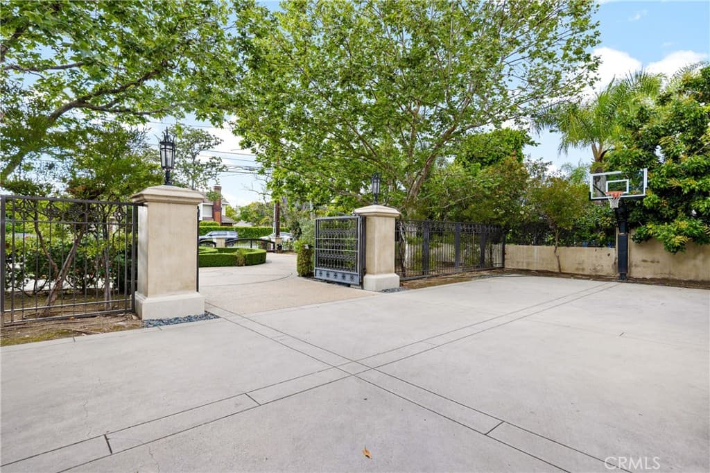 Home at 1128 S 6th Avenue, Arcadia — photo 5 of 12