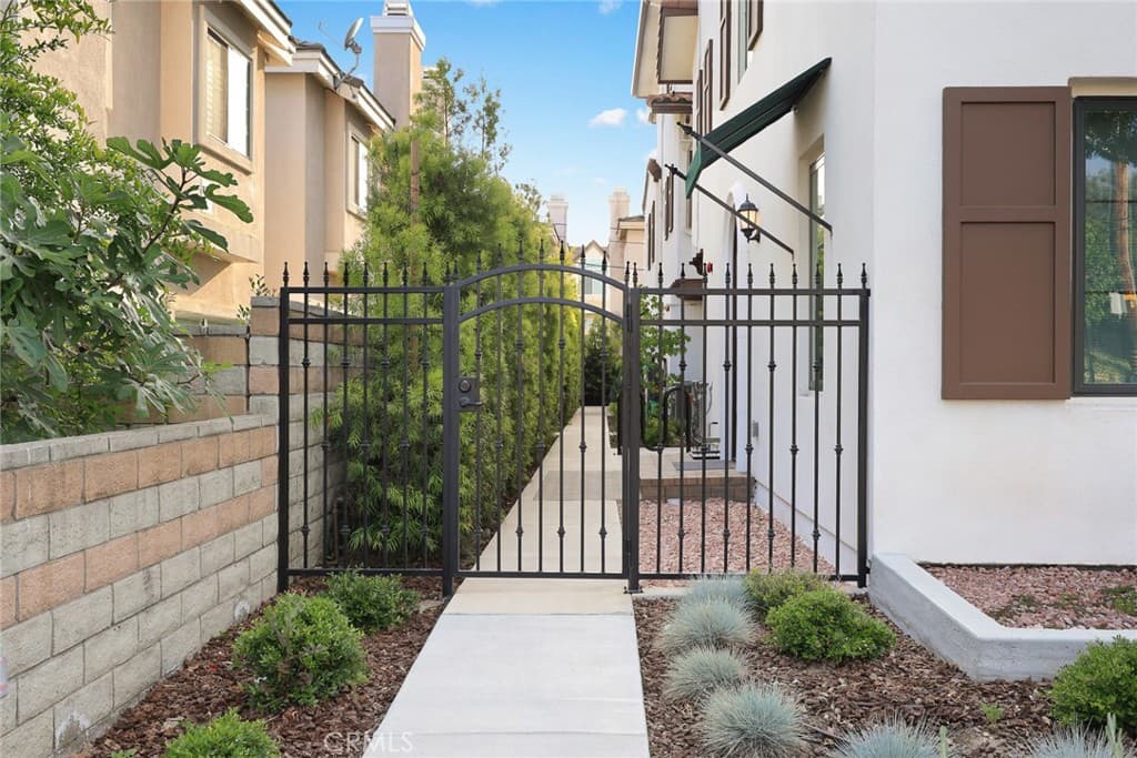 Townhouse at 905 SUNSET BLVD A, Arcadia — photo 3 of 12