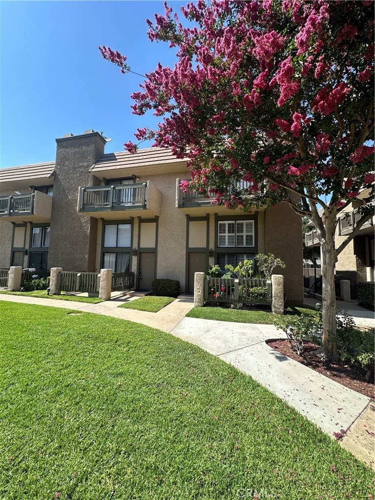 Condo at 1927 Huntington H, Duarte — photo 2 of 12