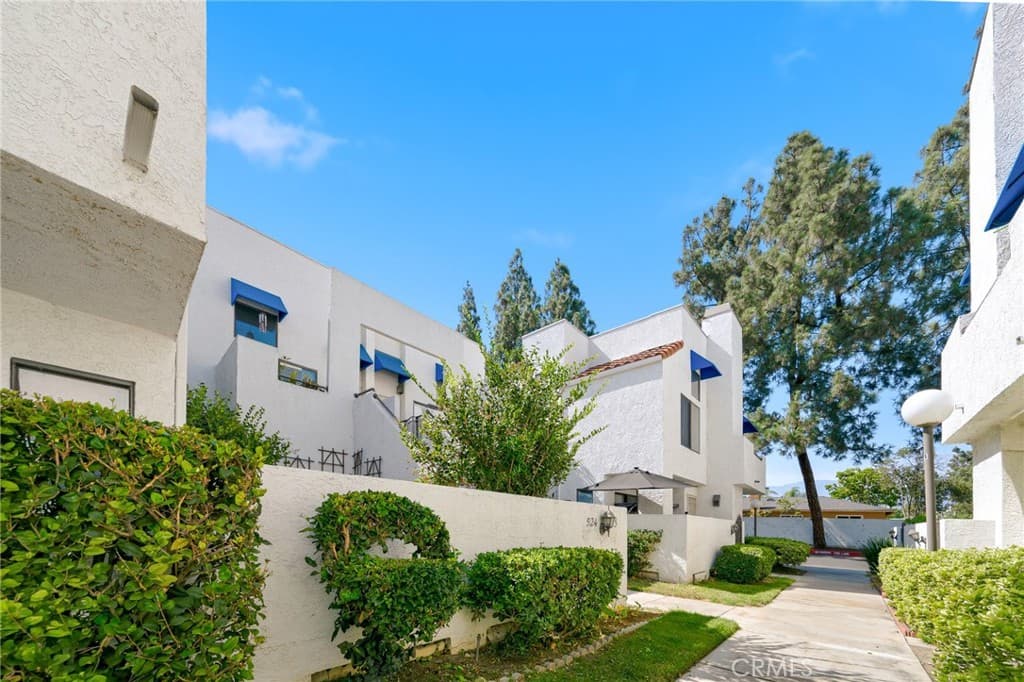 Condo at 524 Park Shadow Court, Baldwin Park — photo 3 of 12