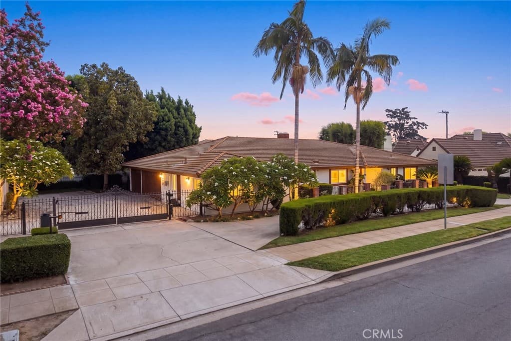 Home at 2000 Holly, Arcadia — photo 3 of 3