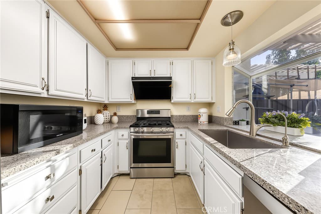 Townhouse at 919 Bidwell, San Dimas — photo 6 of 12