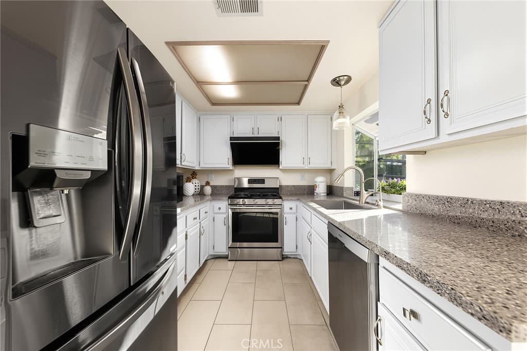 Townhouse at 919 Bidwell, San Dimas — photo 7 of 12