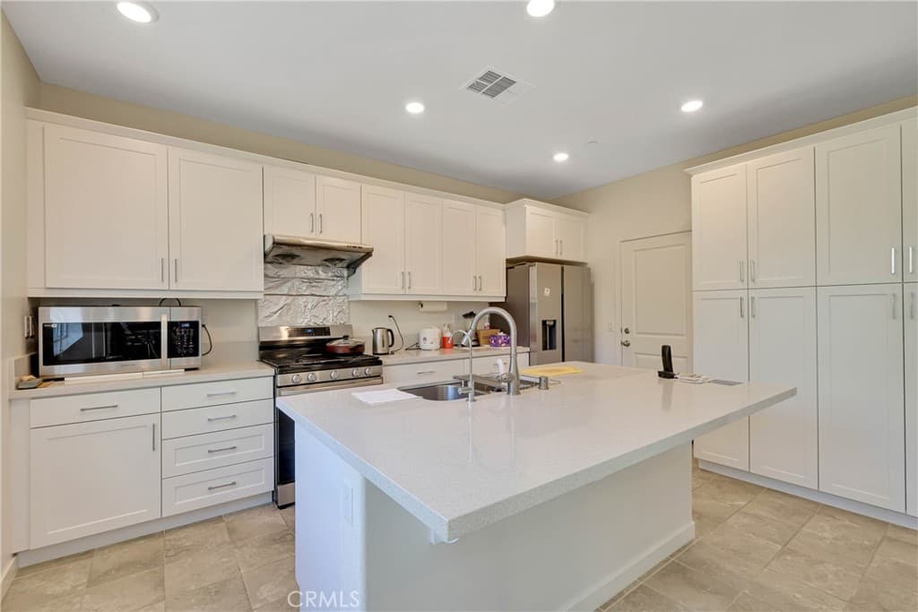 Condo at 908 Werly, Pomona — photo 6 of 12